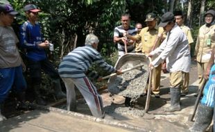 PEMBANGUNAN KULONPROGO : Bantuan Semen Jadi Stimulus Semangat Gotong Royong