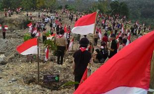 WISATA JOGJA : 300 Bendera Berkibar di Tebing Breksi