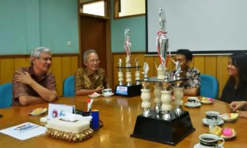 KAMPUS DI SALATIGA : UKSW Juara III Debat Bahasa Inggris, Raih Best Speaker Pula...