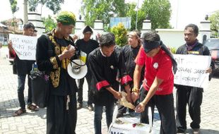 KORUPSI PONOROGO : Kecewa Penanganan Kasus Korupsi, Pendemo Serahkan Hasil Ngamen ke Kejari