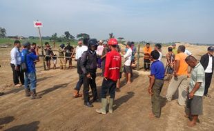 JALAN TOL SOKER : Warga Blokade Proyek Tol Soker, Ini Tuntutannya