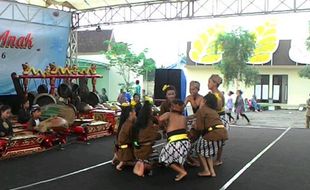 PERMAINAN TRADISIONAL : Festival Dolanan Anak, Bangkitkan Minat Anak Masa Kini Pada Mainan Tradisi