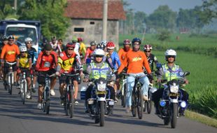 MUTASI POLRI : Perpisahan Kapolres Ponorogo, Warga Ikuti Sepeda Santai di Waduk Bendo