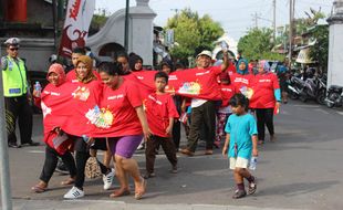 AKSI UNIK : Uniknya Jalan Sehat Bersama Panadol, Satu Kaus untuk Dipakai Tiga Orang