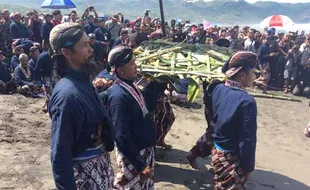 LABUHAN PANTAI SELATAN : Kuku dan Rambut Sultan Dilarung