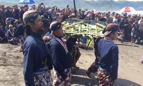 LABUHAN PANTAI SELATAN : Kuku dan Rambut Sultan Dilarung