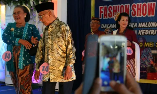 HARI LANSIA : Begini Aksi Warga Lansia Kediri Berlenggak-Lenggok di Panggung