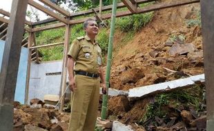 LONGSOR WONOGIRI : Bukit di Kismantoro Longsor, Satu Rumah Roboh