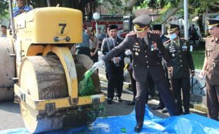 MIRAS TRENGGALEK : Peringati Hardiknas, 2.370 Liter Miras di Trenggalek Dimusnahkan