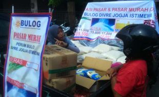 OPERASI PASAR : Pedagang Sembako Ikut Nikmati Pasar Murah