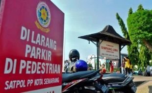 PARKIR SEMARANG : Netizen Gunjingkan Parkir di Jalur Pedestrian Semarang