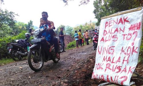 INFRASTRUKTUR KULONPROGO : Warga Blubuk Keluhkan Hilangnya Papan Tuntutan Perbaikan Jalan