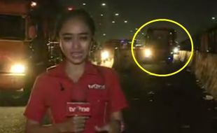 Reporter TV One Nyaris Ditabrak Bus Saat Siaran