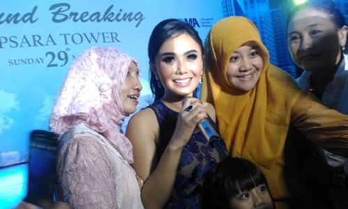 KABAR ARTIS : Serunya Berebut Paket Selfie dengan Yuni Shara