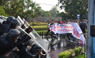 PENGAMANAN BANDARA : "Bandara Dikepung Massa, Personel TNI AU Dilempari"