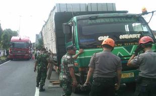 LALU LINTAS SLEMAN : 2 Truk Tak Mampu Derek Troton Mogok