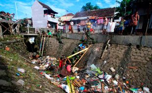 BANJIR SOLO : Wow, 60 Ton Sampah Penuhi Sungai