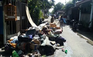 BANJIR SOLO : Warga Joyotakan Butuh Air Bersih dan Truk Pengangkut Sampah!