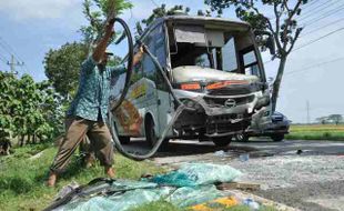 KECELAKAAN SRAGEN : Mira Seruduk Eka di Ringroad Utara, 2 Bus Ringsek