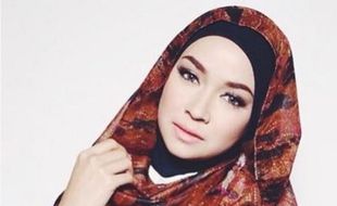 KABAR ARTIS : Aryani Fitriana, Kisah Artis Cantik Dapat Hidayah Sampai Menangis