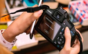 KAMERA TERBARU : EOS 1300D Terkoneksi Wi-Fi