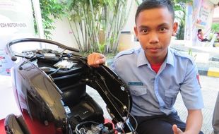 SEPEDA MOTOR HONDA: Pakai Alat Ini, Siswa SMK Bikin Scoopy Makin Irit BBM