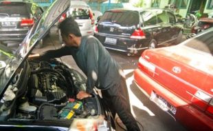 FOTO MUDIK 2016 : Montir Mobil Panen Order Jelang Lebaran