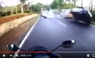 VIDEO YOUTUBE : Ini Rekaman Insiden Kecelakaan Yamaha R25 dan Ayla