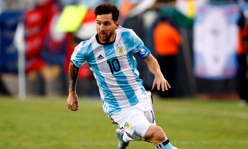 KARIER PEMAIN : Maradona Minta Messi Tak Pensiun Dulu