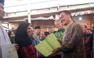 PENATAAN PKL SEMARANG : 240 PKL Tlogosari Terima Langsung HGB dari Menteri Agraria