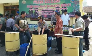 MIRAS PACITAN : 706 Liter Arak Jawa Dkk Dimusnahkan