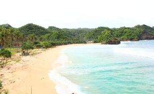 WISATA PACITAN : Ramadan, Pengunjung Pantai Srau Turun 50%