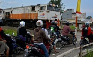 NATAL DAN TAHUN BARU : PT KAI Semarang Tutup 114 Perlintasan Sebidang