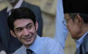 FILM TERBARU : Reza Rahadian Kecewa Rudy Habibie Dibajak