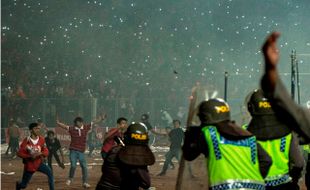 RUSUH SUPORTER : Diduga Balas Sweeping The Jakmania, Belasan Polisi Dijaring Provos