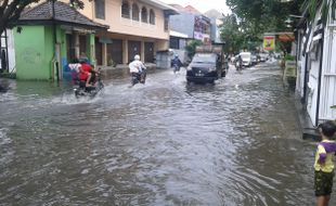 BANJIR SOLO : Jl. Kyai Mojo Tergenang Banjir, Lalu Lintas Tersendat