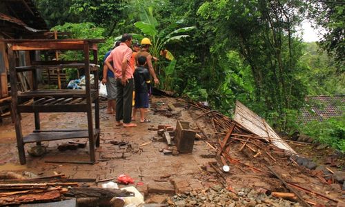 BENCANA PACITAN : Tanah Rawan Bergerak, Warga Nanggungan Takut Tower PLN Roboh