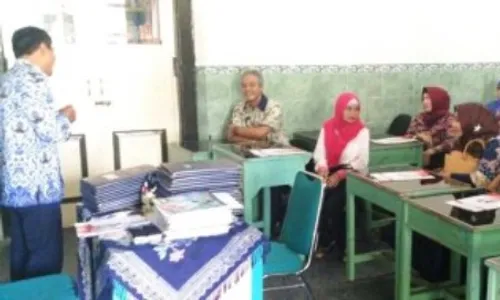 Gubernur Jateng Ambil Rapor Anak, Facebook Ganjar Banjir Pujian