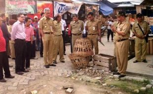 PASAR JOHAR TERBAKAR : Jalan di Penampungan Pedagang Pasar Johar Rusak, Gubernur Ganjar Marah