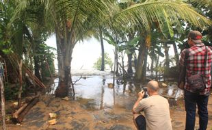 GELOMBANG PASANG PACITAN : Ombak 7 Meter Hantam Pesisir Pacitan, Jalan Sidomulyo Tergerus