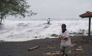 CUACA EKSTREM : BMKG Ingatkan Waspada Gelombang Tinggi Pantai Selatan