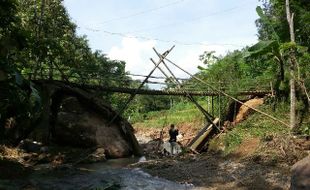 BENCANA PACITAN : Jembatan di Sambirejo Roboh, Warga Minta Pemerintah Perbaiki