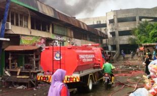 KEBAKARAN SEMARANG : Pertokoan Kanjengan Terbakar, Instalasi Kabel Tak Terawat Sebabnya?