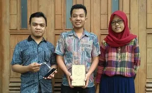 MAHASISWA BERPRESTASI : Mahasiswa UMS Surakarta Bikin Wireless Charger