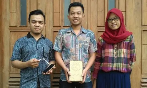 MAHASISWA BERPRESTASI : Mahasiswa UMS Surakarta Bikin Wireless Charger