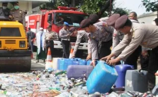 OPERASI PEKAT CANDI : Sambut Ramadan 2016, Polres Semarang Musnahkan Ribuan Liter Miras