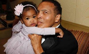 MUHAMMAD ALI MENINGGAL : Inilah Foto Laila Ali dan Sang Ayah yang Paling Dikenang