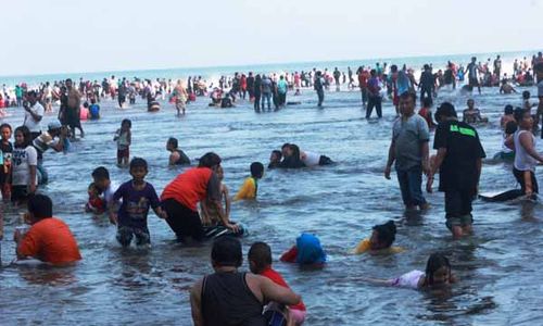 ANTISIPASI KECELAKAAN PANTAI : SAR Pantai Baron Perketat Pengawasan