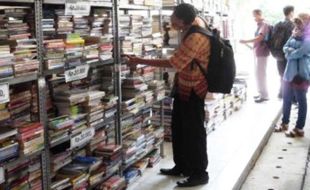 BAZAR BUKU : 10.000 Judul Buku Dijual di Perpustakaan Jateng, Harga Mulai Rp5.000…