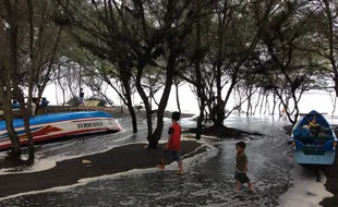 GELOMBANG TINGGI PANTAI SELATAN : Waspada! Diprediksi Ombak 10 Meter Hantam Pesisir